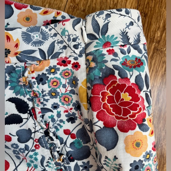 Loft Floral Pattern cotton 4 inch shorts size 0 (1167) - Picture 4 of 5
